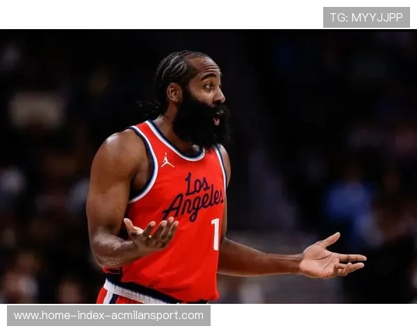 哈登直塞打穿防线,快船获得关键得分