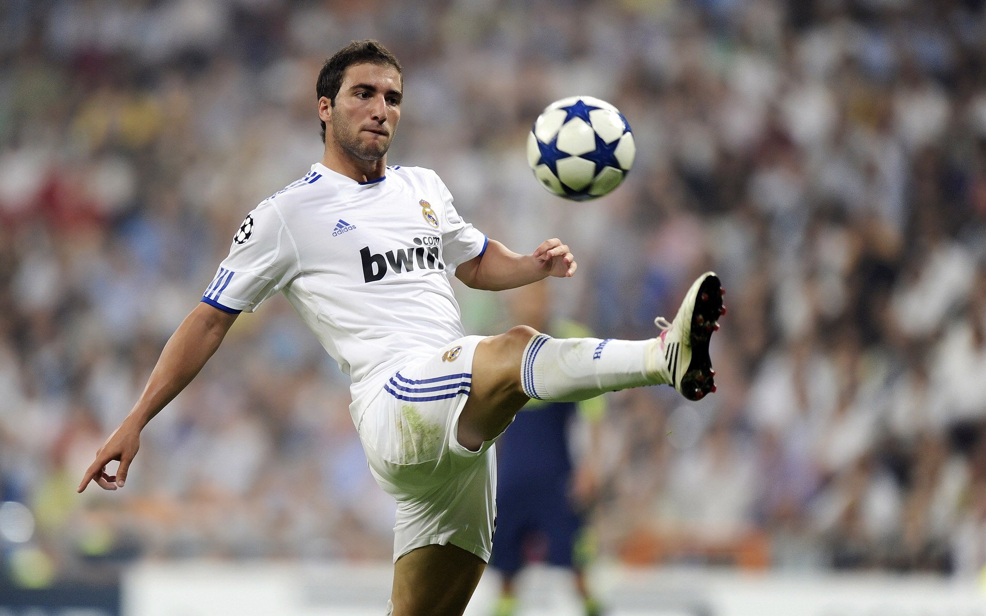 未来足球：虚拟主播和AI助理引领智能转播新时代，未来足球赛事